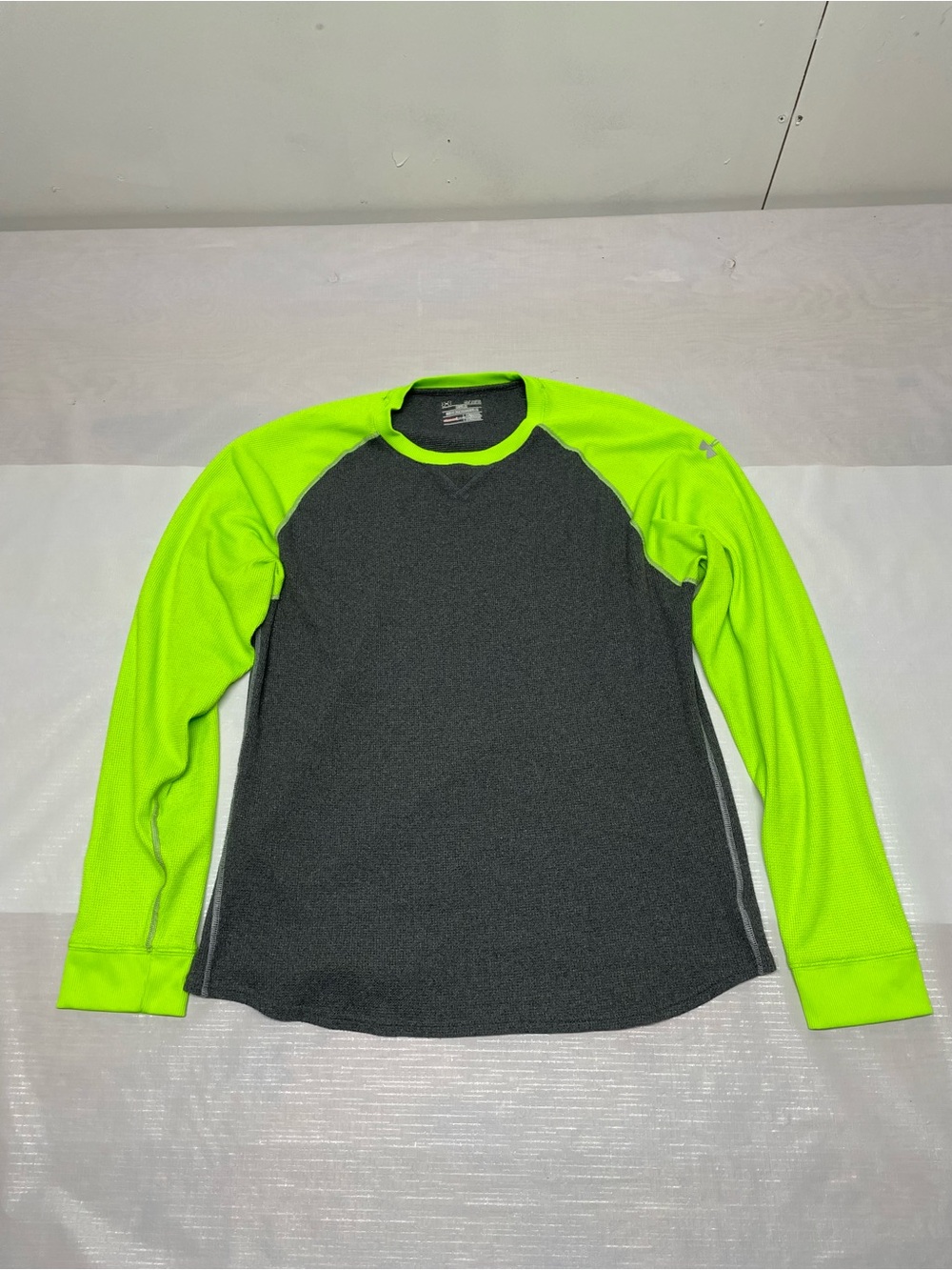 Under Armour Men Long Sleeve Crew - Charcoal Body with Neon Green Sleeves Sz:XL